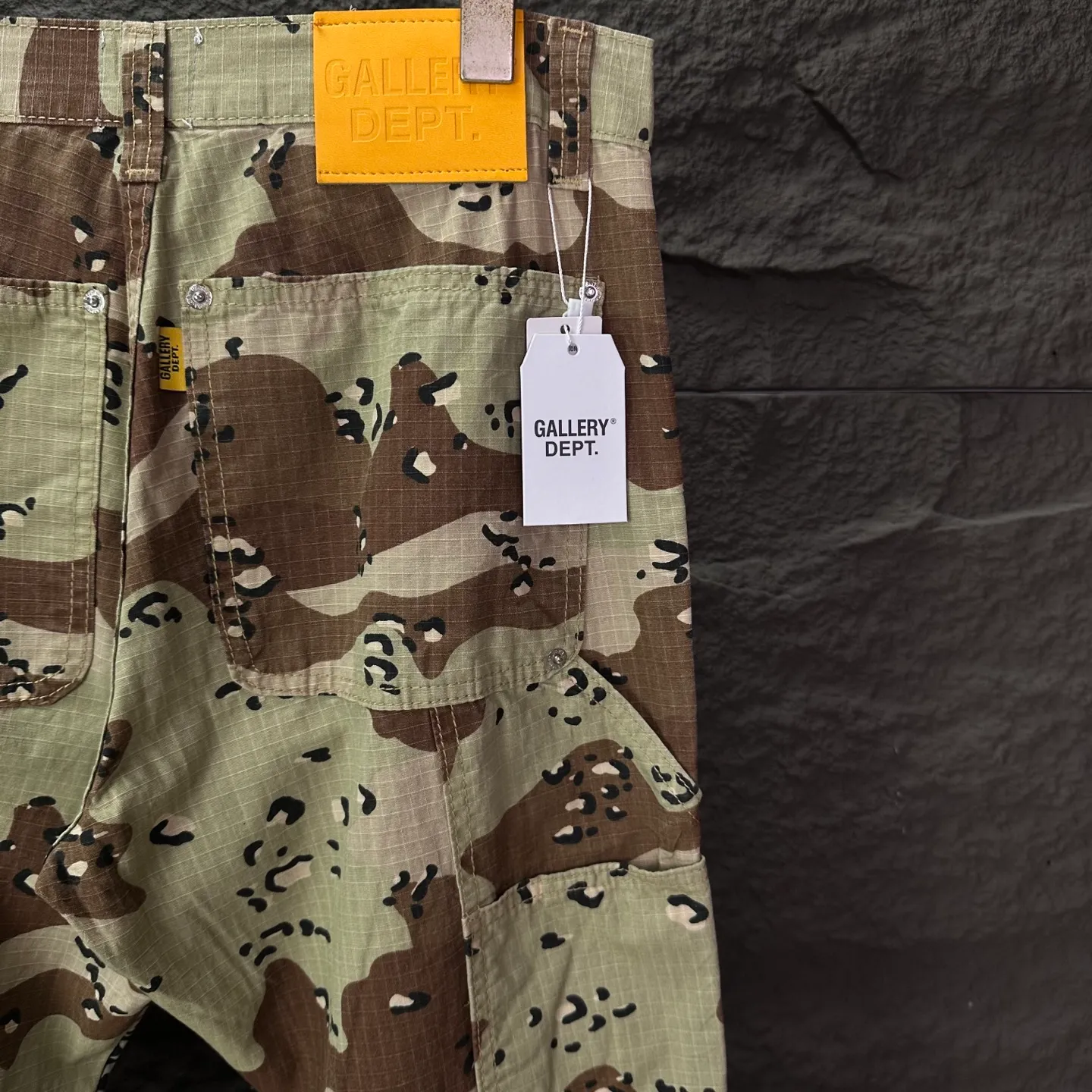 P240 GALLERY DEPT. 2025 new khaki brown camouflage couple style loose bootcut jeans 🔥High version🔥High version🔥Top ceiling quality. Styles with different wash textures, very friendly to people with thin legs and thick legs. The loose bootcut style is very flattering to the leg shape. Moderate length that never goes out of style, easy and casual to match, basic styling for various styles, a must-have in the wardrobe! The fabric is stiff but also makes the upper body soft without losing texture. The washing process is even more perfect. It is a must-have item for everyone! ! ! Washed wheat, hang tag, pants label, complete with three labels Color: khaki Size: 28, 30, 32, 34, 36 (five sizes)